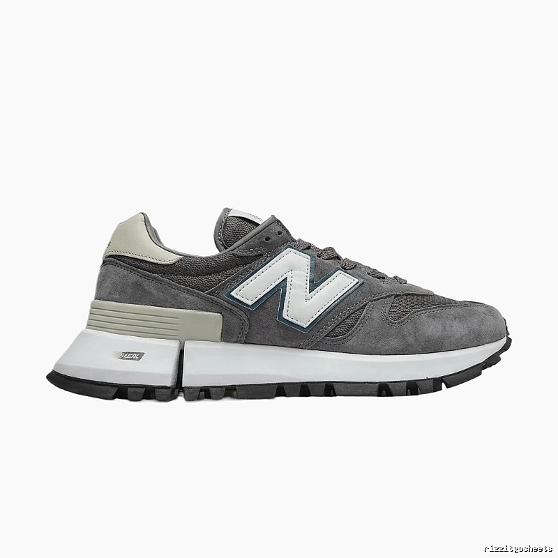 New Balance retro-style grey sports shoes