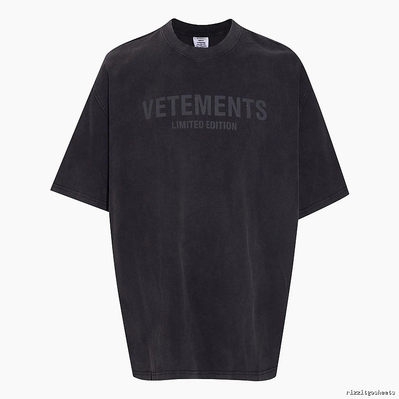 Patterned Statement graphic T-shirt Black Colorful Lucky with Polished Detail