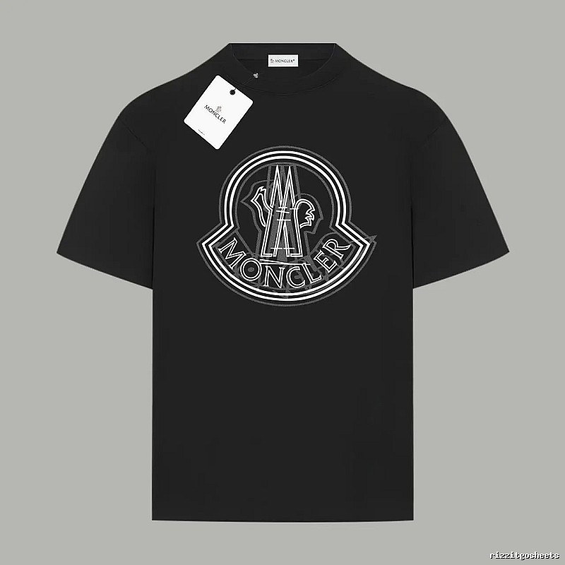 The classic black T-shirt of Moncler.